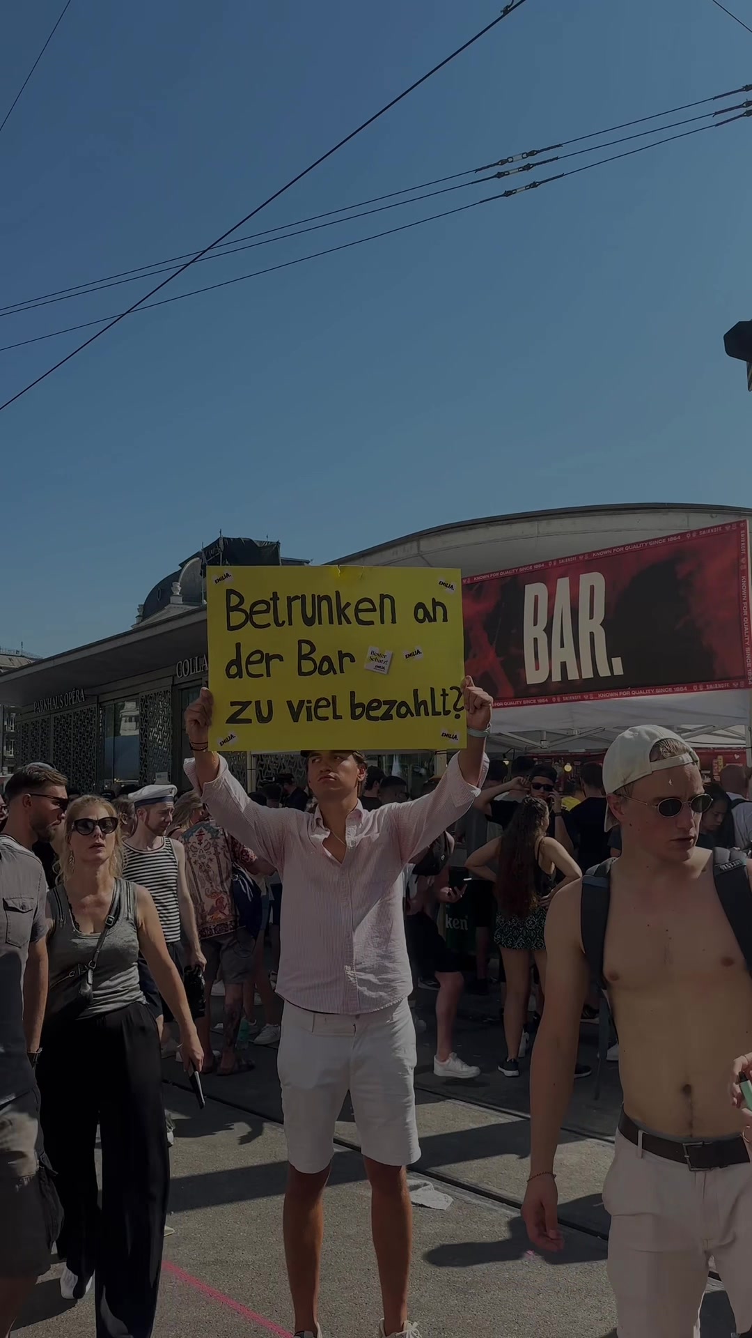 Eine Gruppe von Menschen geht mit Schildern die Strasse entlang.