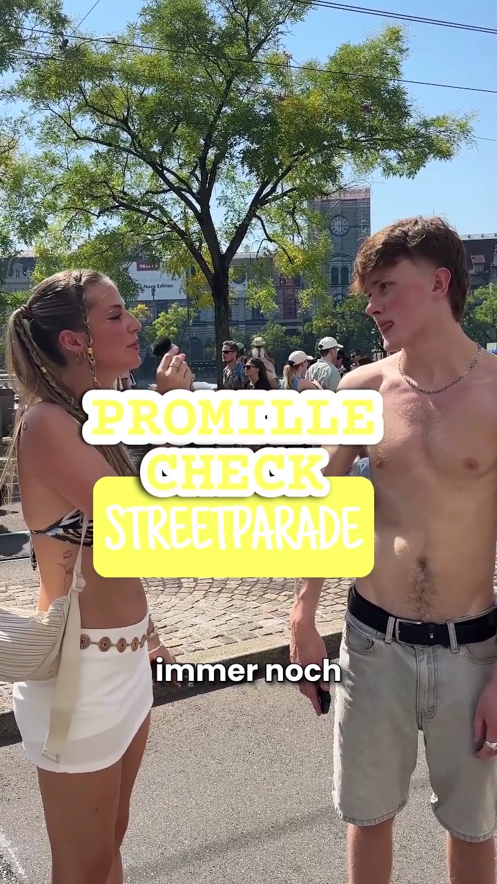 Ein Mann und eine Frau stehen auf einem Gehweg.