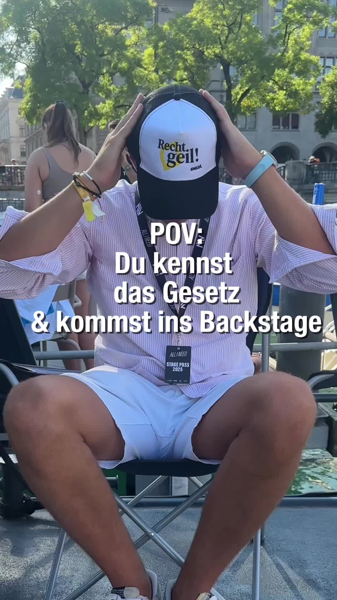 Ein Mann sitzt mit dem Kopf in den Händen auf einer Bank.