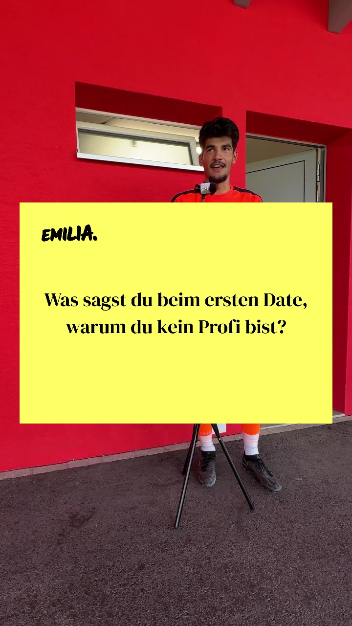 Ein Fussballspieler im orangen Trikot wird interviewt; im Bild die Frage „Was sagst du beim ersten Date, warum du kein Profi bist?“.
