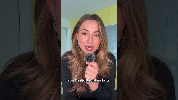 Eine Frau mit langen blonden Haaren hält ein Mikrofon und spricht, eingeblendeter Text „von Emilia Rechtsschutz.“.