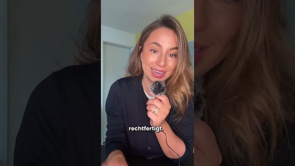 Eine Frau hält ein Mikrofon und spricht, im Bild ist das Wort „rechtfertigt“ eingeblendet.